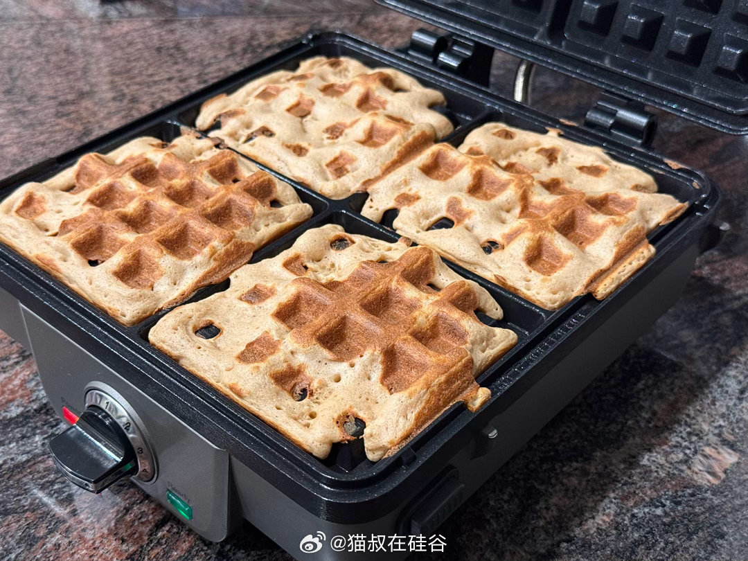 周日晚上给娃做一批华夫饼做下周早餐。一批加巧克力碎，一批加蓝莓。馋猫看着出炉热乎