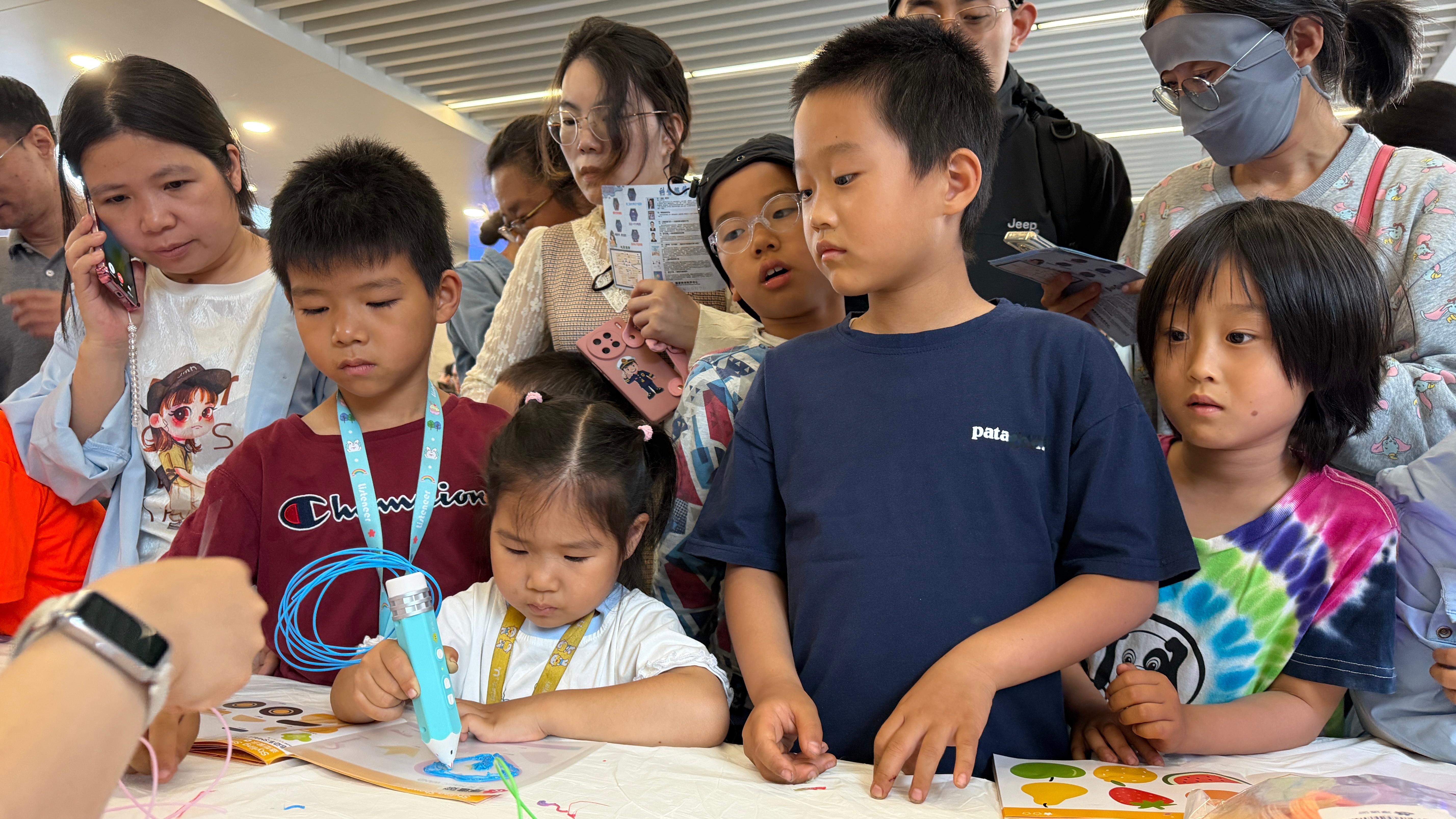国家纳米中心的公众科学日 现场，直接把体验感拉满了！小朋友们一边拿着3D打印笔创