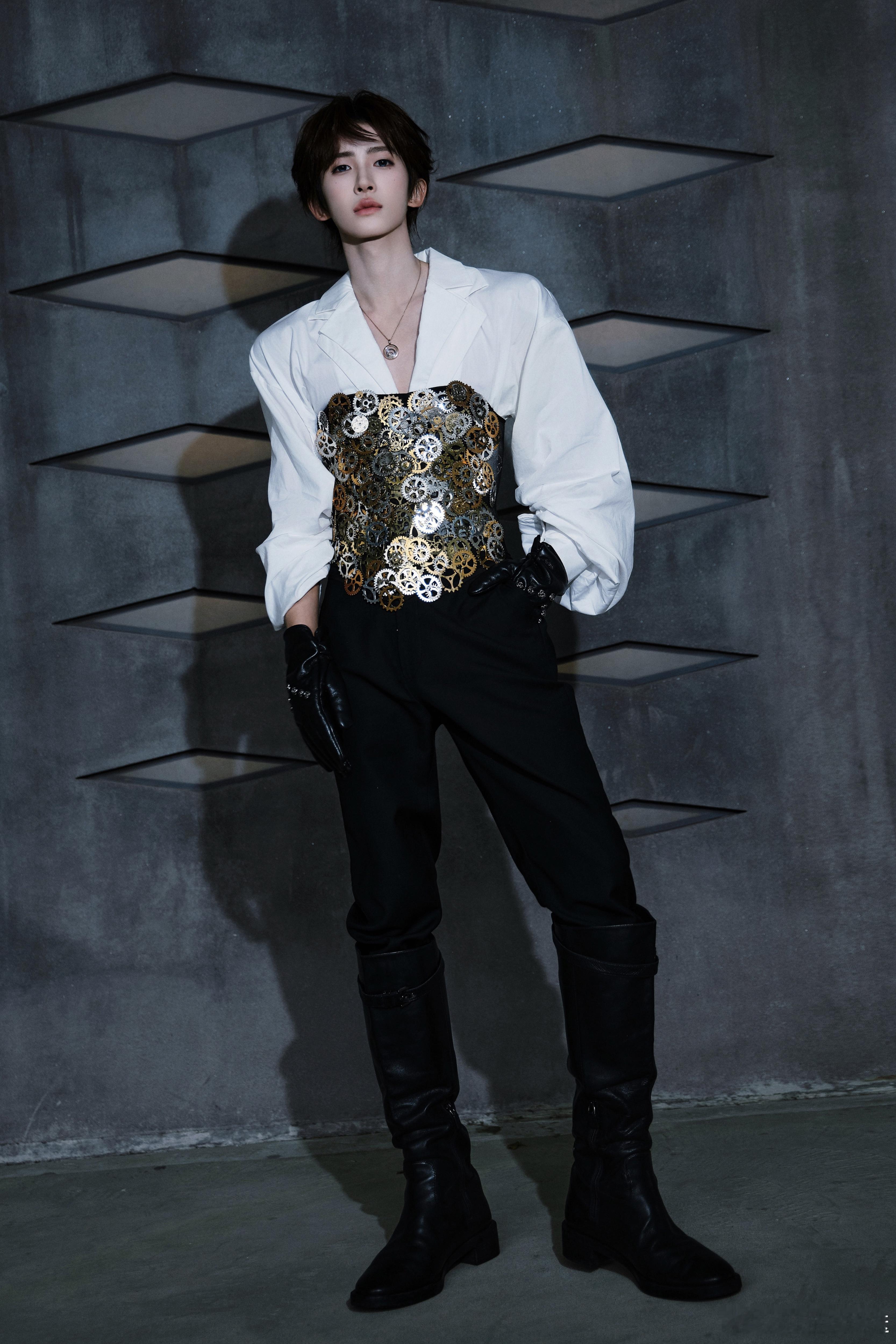 刘宇齿轮腰封骑士装今晚出发图来咯！齿轮腰封骑士装造型，犹如从中世纪画卷中走出的英