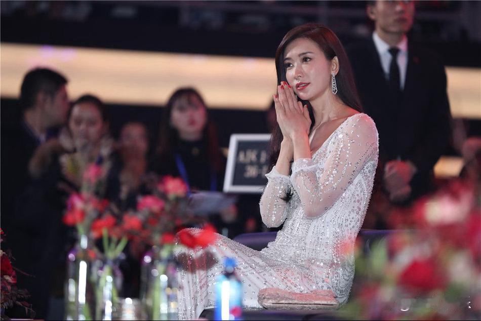 林志玲身着低胸长裙亮相，单手轻托脸颊，身姿曼妙，举手投足间尽显妩媚风情 