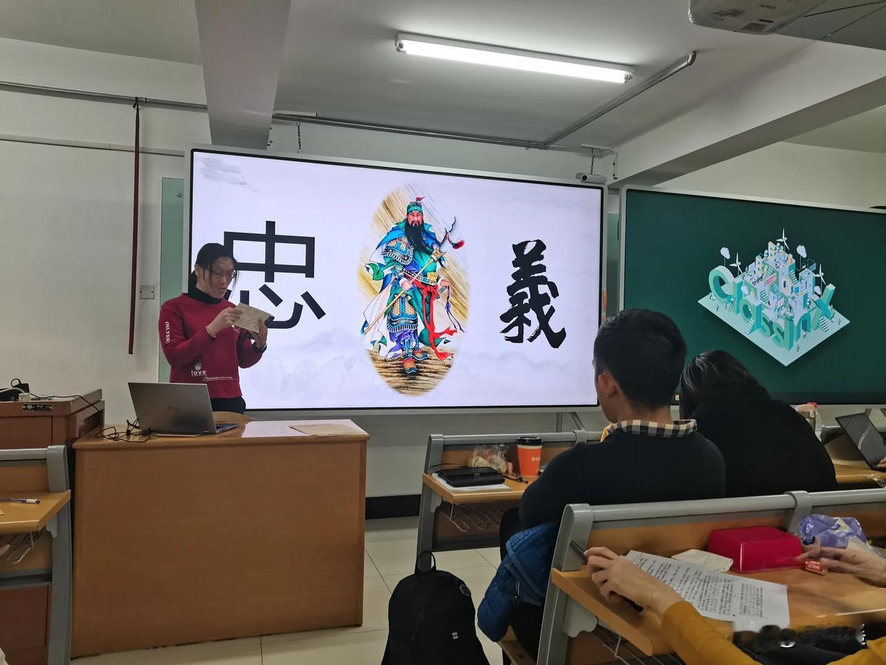 说西游，演西游；同学们高校教育 买了金冠和金箍棒。谈三国，论人物；做标签游戏，看