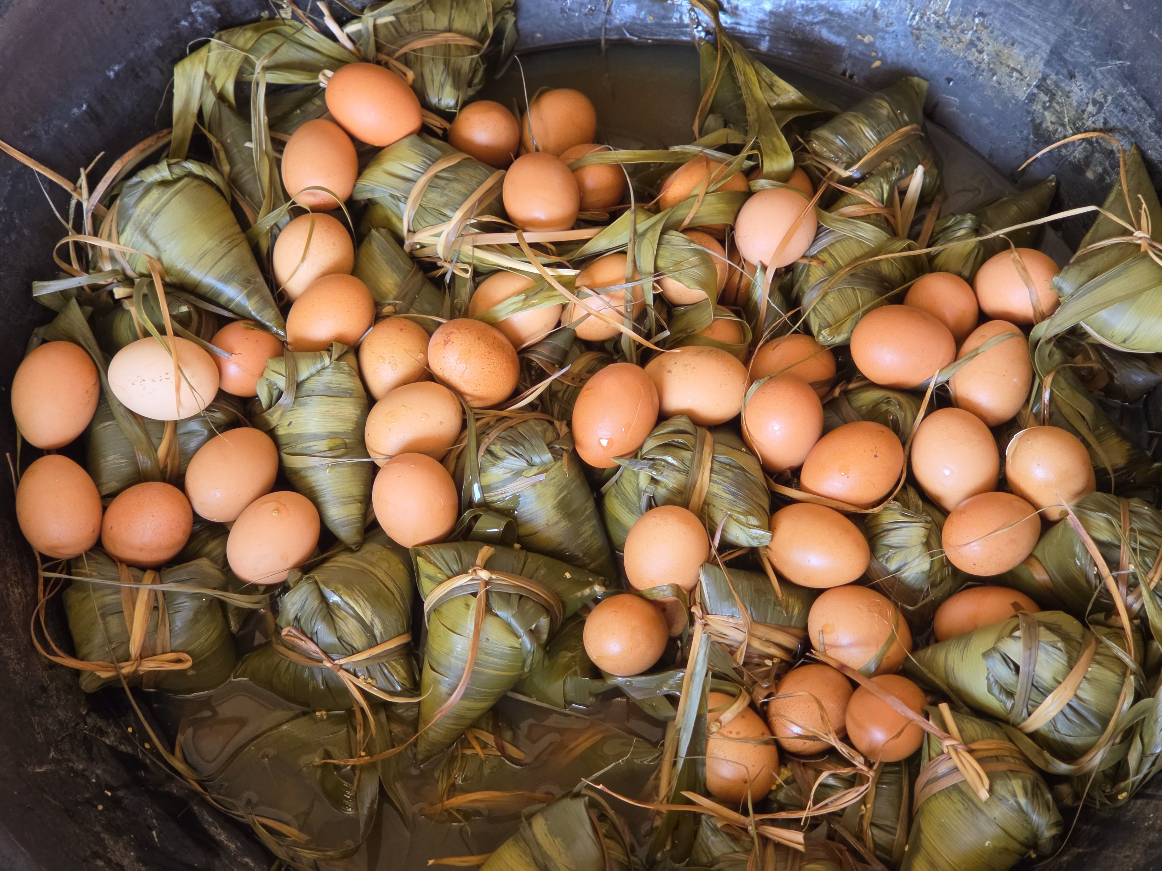 端午节粽子和鸡蛋放在一个大锅煮，那个鸡蛋煮出来，那叫一个香，那叫一个地道！ 