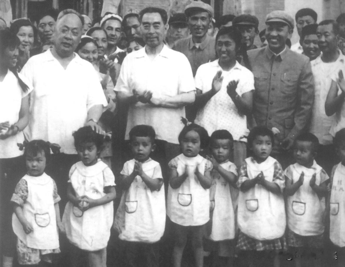 1965年7月，​周恩来和陈毅视察新疆喀什纺织厂幼儿园，展现出对边疆地区儿童福利