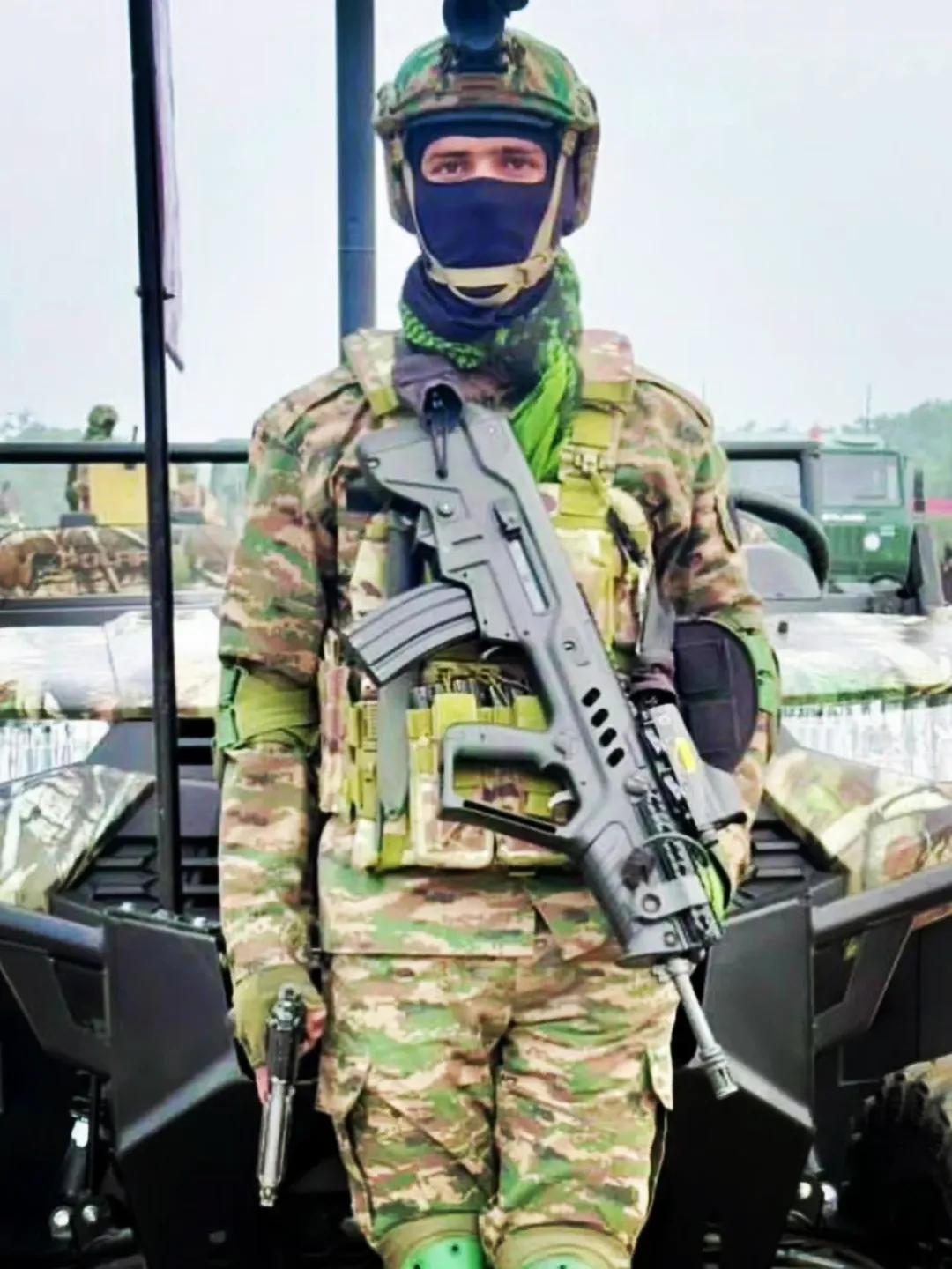 印度特种部队士兵与意大利伯莱塔92SB手枪