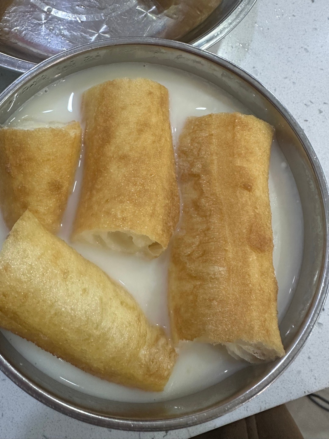 早餐，豆浆配油条，才有灵魂，不然吃着都不香是吧！你们吃晚饭了吗！ 