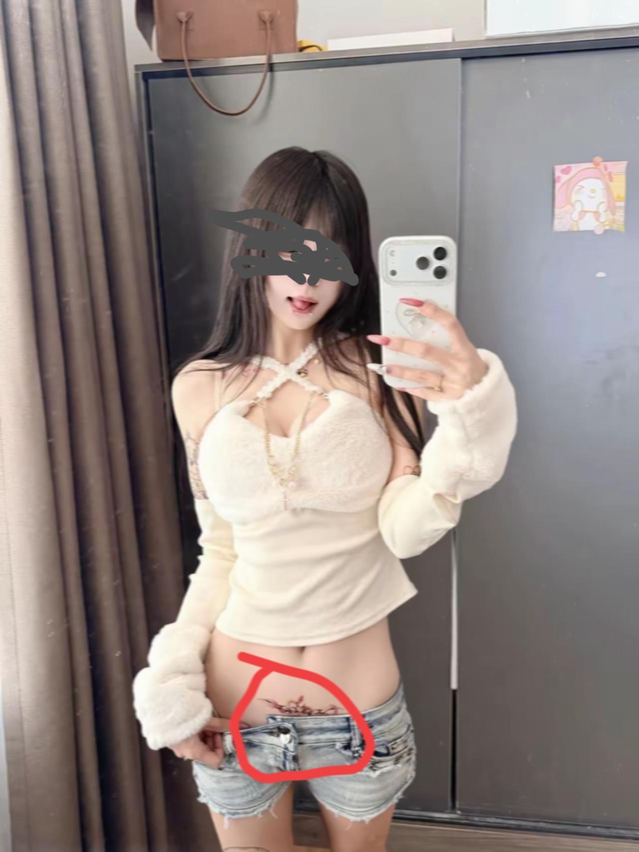 漂亮美女纹身添姿彩，遗憾的是位置欠佳。