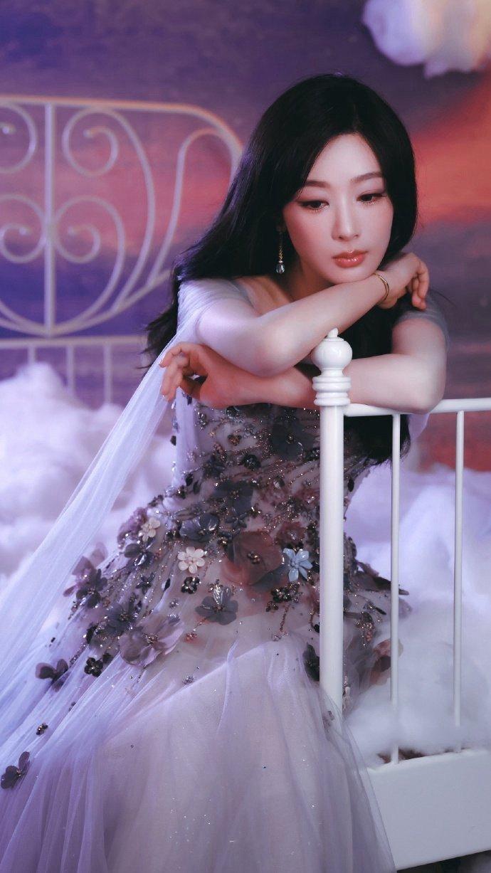 杨紫玉兰花开君再来 💜杨紫董竹君 世界上美好的东西不太多，立秋傍晚吹来的风，和