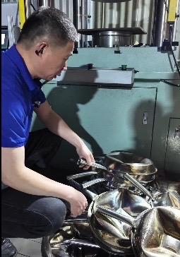 “传家锅”复出半年后面临退货潮，主要是因大火烧锅会发黄发黑，厂长：锅还是那口锅，
