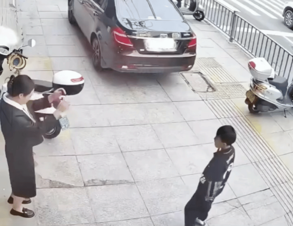 倒霉蛋的搞笑瞬间：一女子在和儿子玩立定跳远时，想展示一下自己的跳远能力，因为“刹