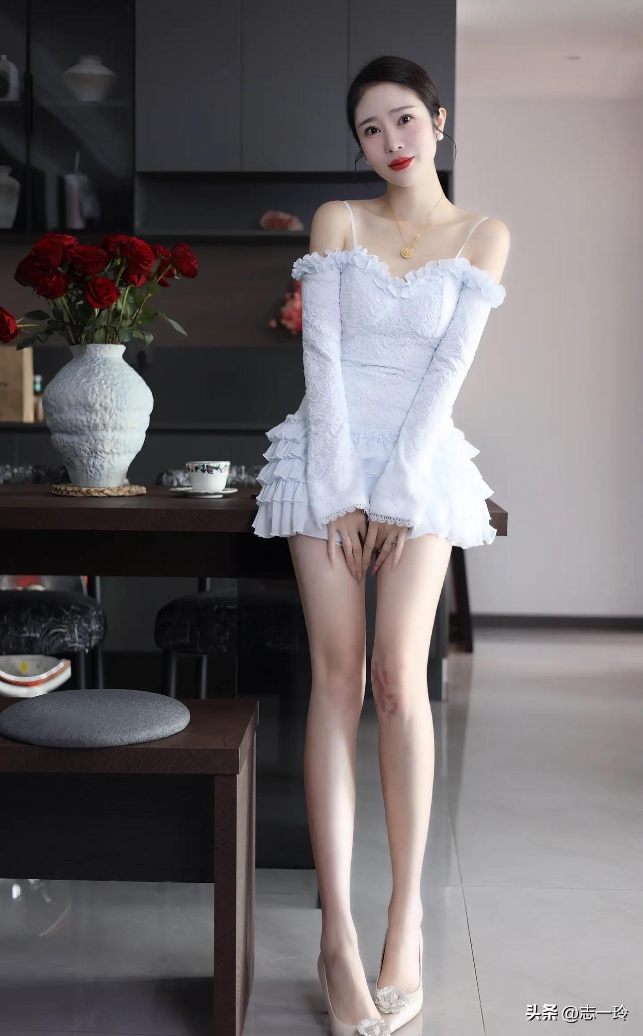 优雅白裙，玫瑰相伴，静坐时光