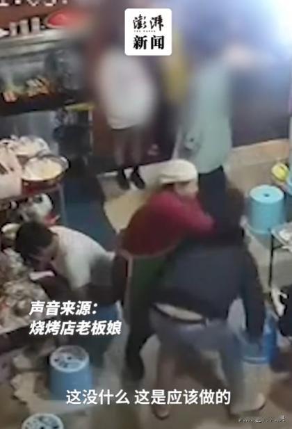 “英姿飒爽！”云南昆明，一女生在烧烤店吃饭时，竟被一位醉酒男子骚扰，女生男友见状