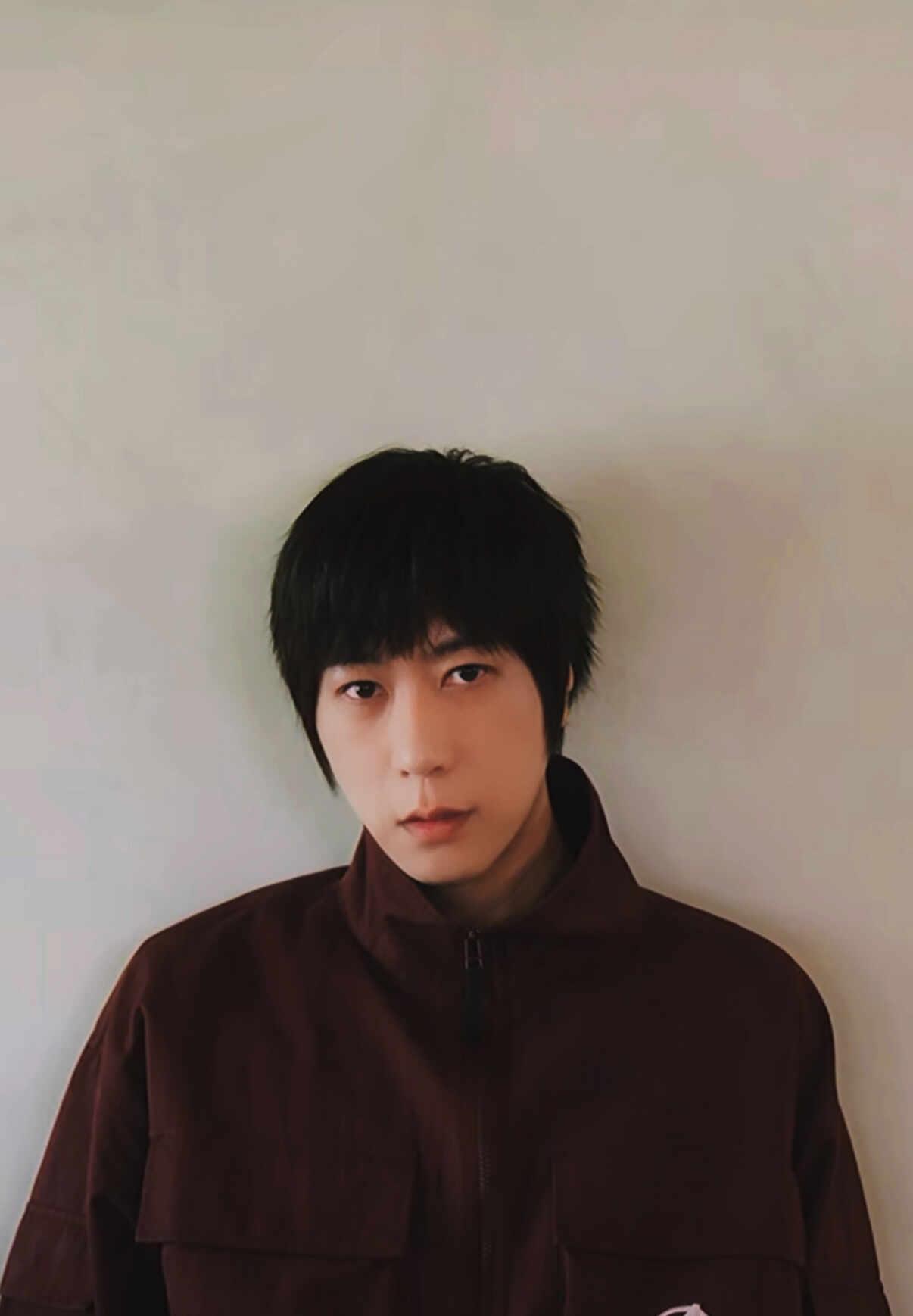 此男最严厉的证件照来了
谁不想被这么急头白脸地瞪一眼
五月天 阿信 stayre