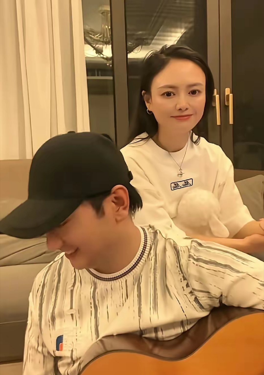 歌手海来阿木和妻子同框太甜了！他弹着吉他，妻子坐在身后跟着唱，夫妻俩感情真的很好