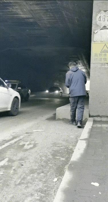 “好人有好报”男子每次路过一处桥洞时，都会停下车，因为桥洞旁边有一个一米宽的台阶