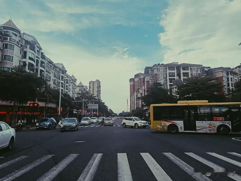 过去一年，没走上人生巅峰，有时还会有点疯癫，但我和自己、和生活达成和解。虽没去太