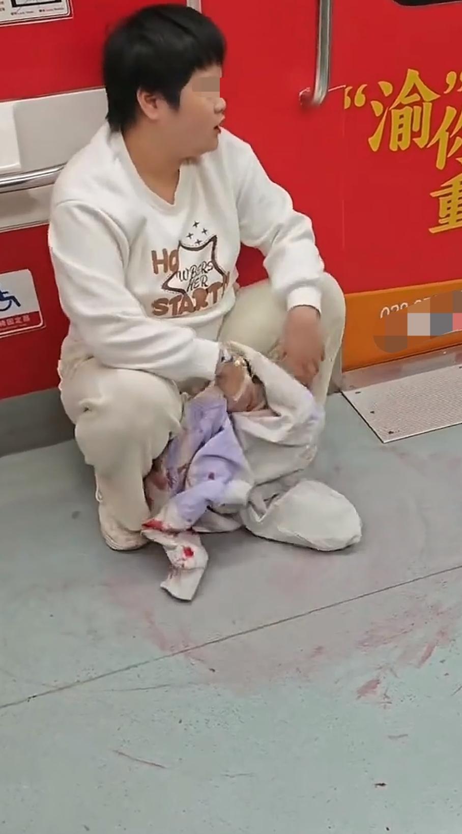 在重庆地铁1号线上，用外衣擦血迹的小姑娘，病得这么严重，还顾及他人，确实让人很感
