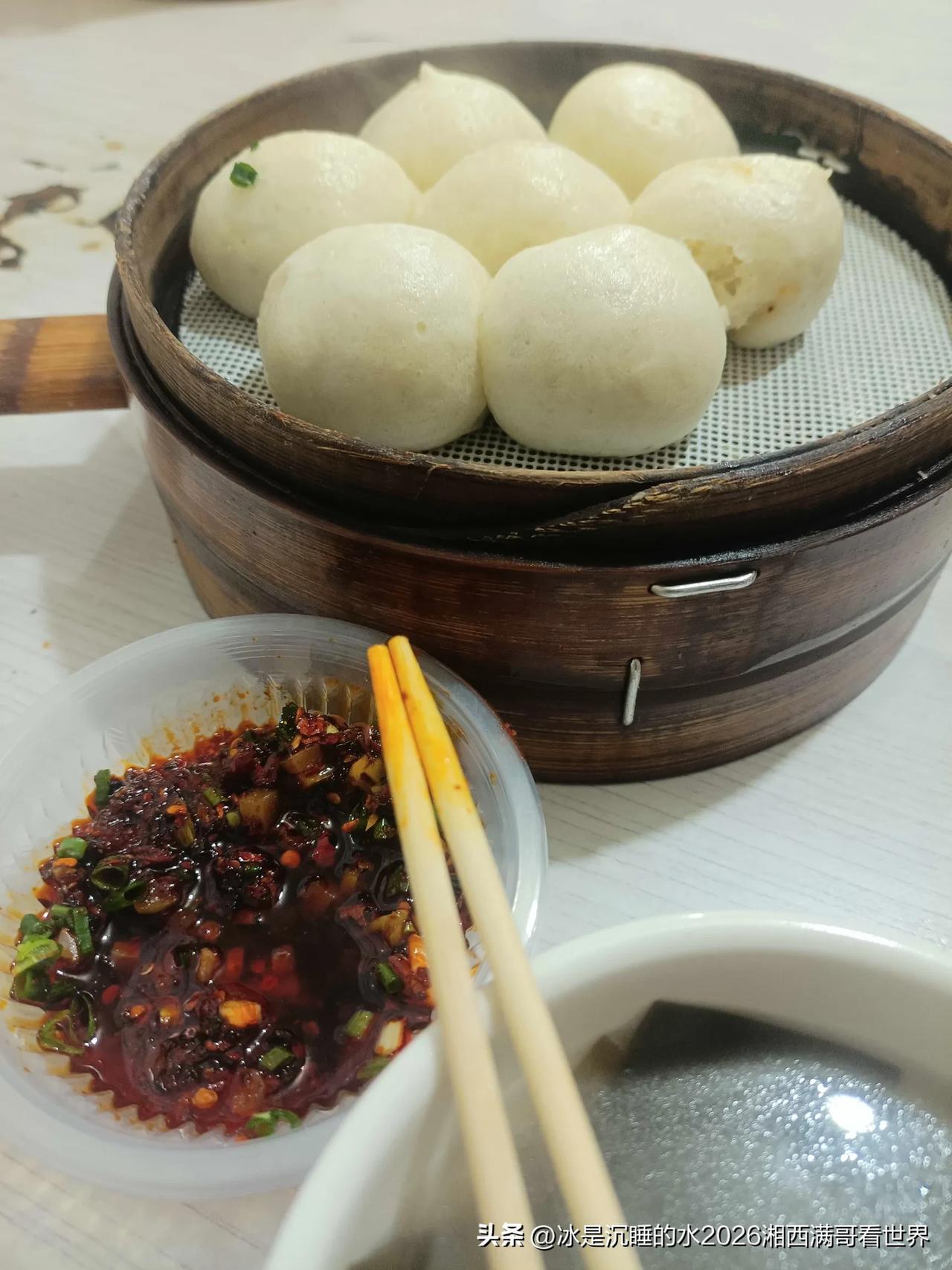 打工人的生活很简单，早上来笼热气腾腾的小笼包，先喝碗热汤，再把油淋辣椒、姜蒜沫、