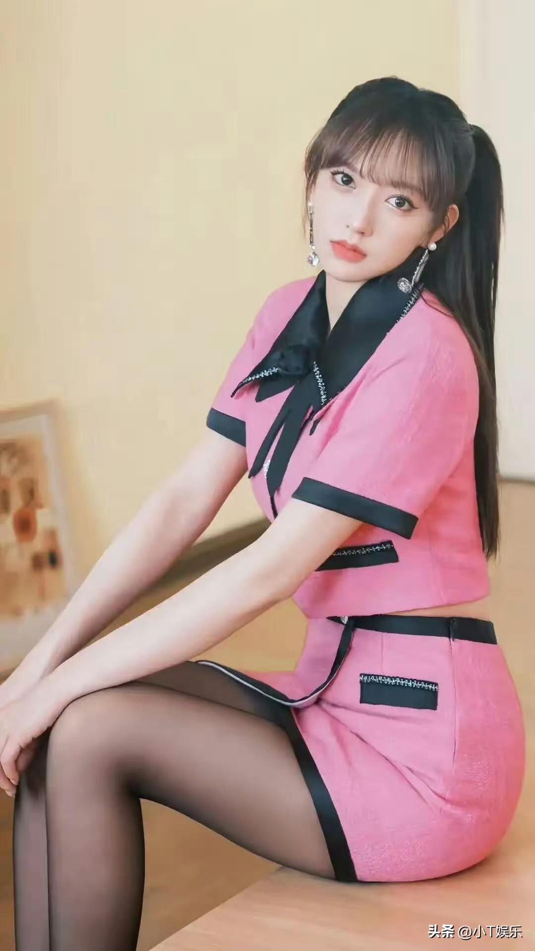 程潇这粉色短裙配黑丝，简直美出天际，又纯又欲的感觉拿捏得死死的！
就说她那组最新