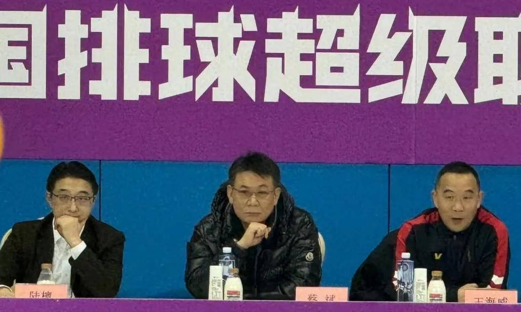 [捂脸]蔡斌在看台上观看弟子们的表现，心里怎么想？
昨晚上海女排vs北京女排，最