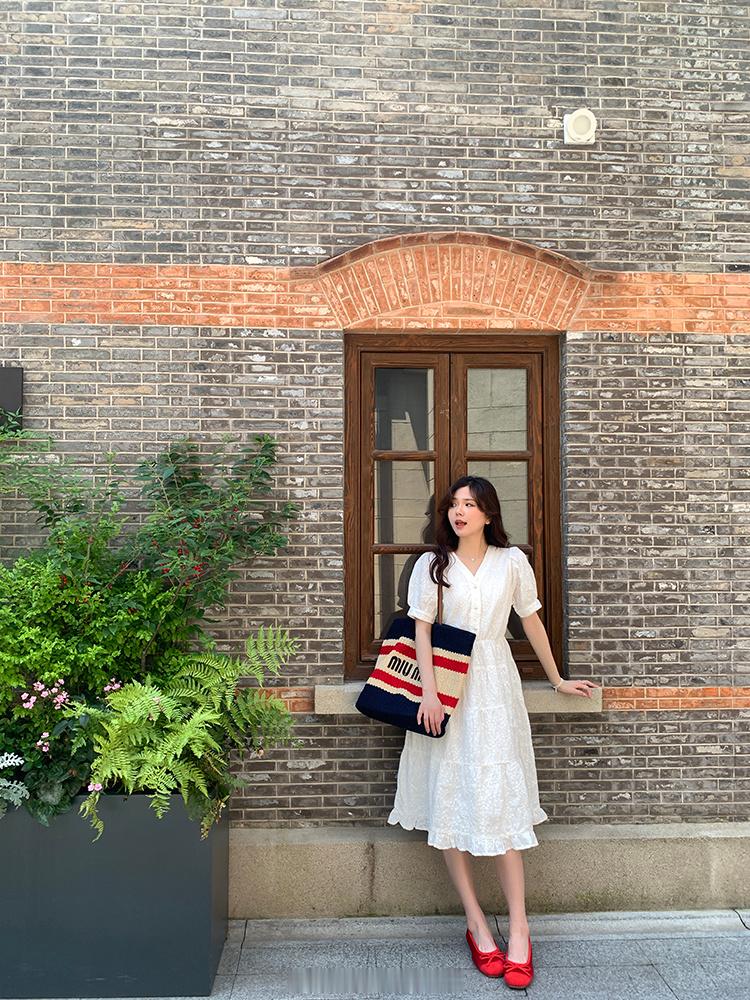 晚好，吃了吗~周五十点连衣裙👗，夏日小白裙~评or赞，3位50⭕。现货当天可以