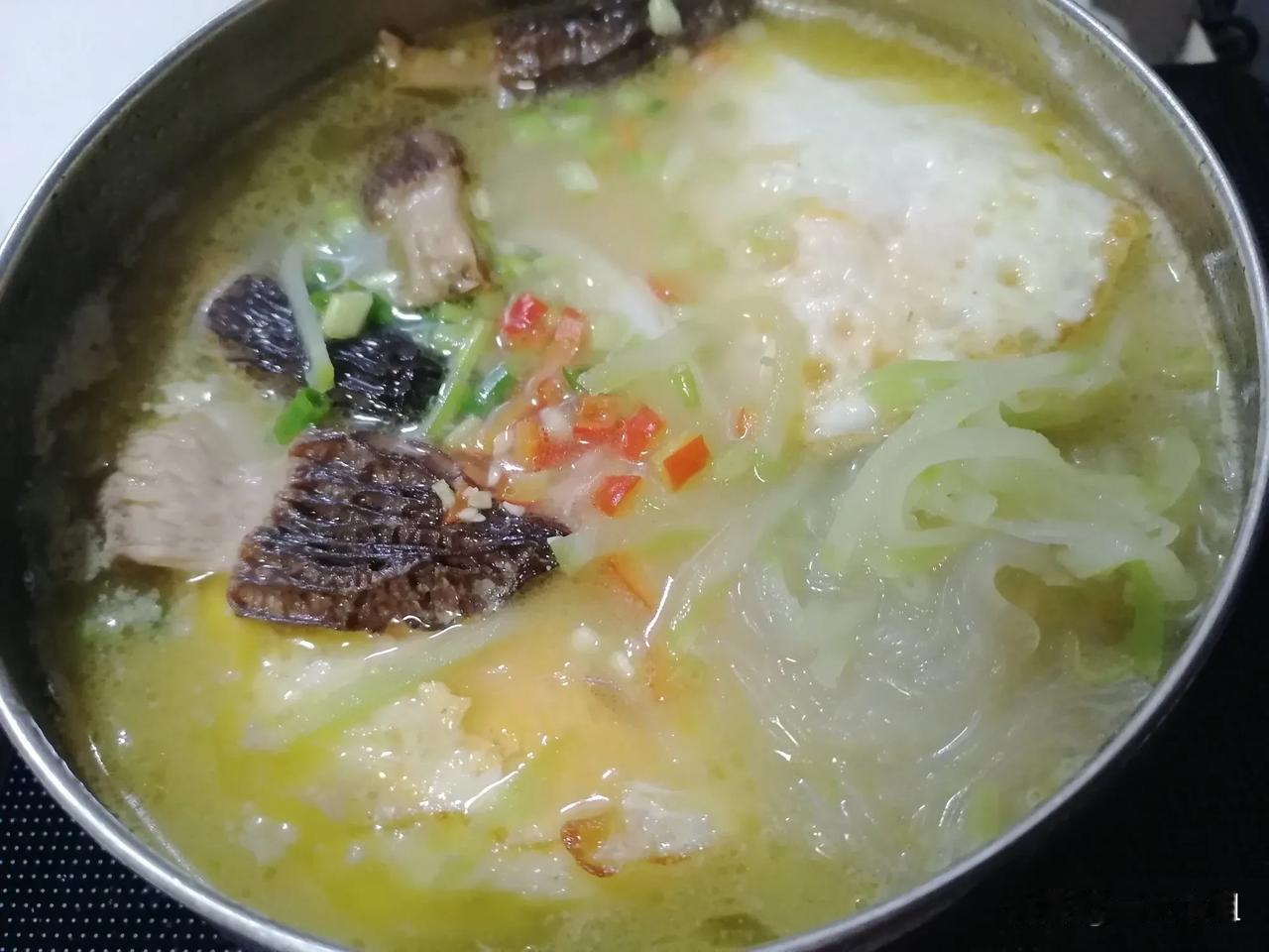        老话说冬吃萝卜夏吃姜。今早做了萝卜粉丝汤，还放了野生羊肚菌和煎鸡蛋
