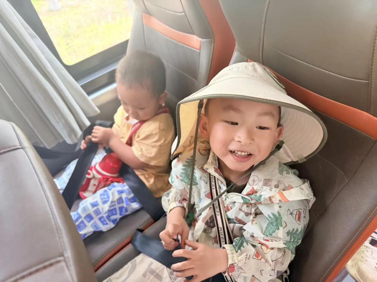幼儿园的班车，是欢乐的小天地。每天清晨，小朋友们像欢快的小鸟，蹦蹦跳跳地上了车。