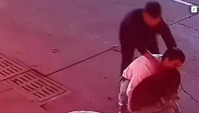 从这一刻起，他就是真英雄！刷到个视频，有男的从后面勒住女生脖子，女生吓得尖叫，路