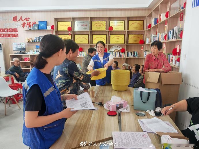 台州白大褂联手蓝马甲把养老服务拉满了 近日，台州三门六敖卫生院组织医护人员走进三