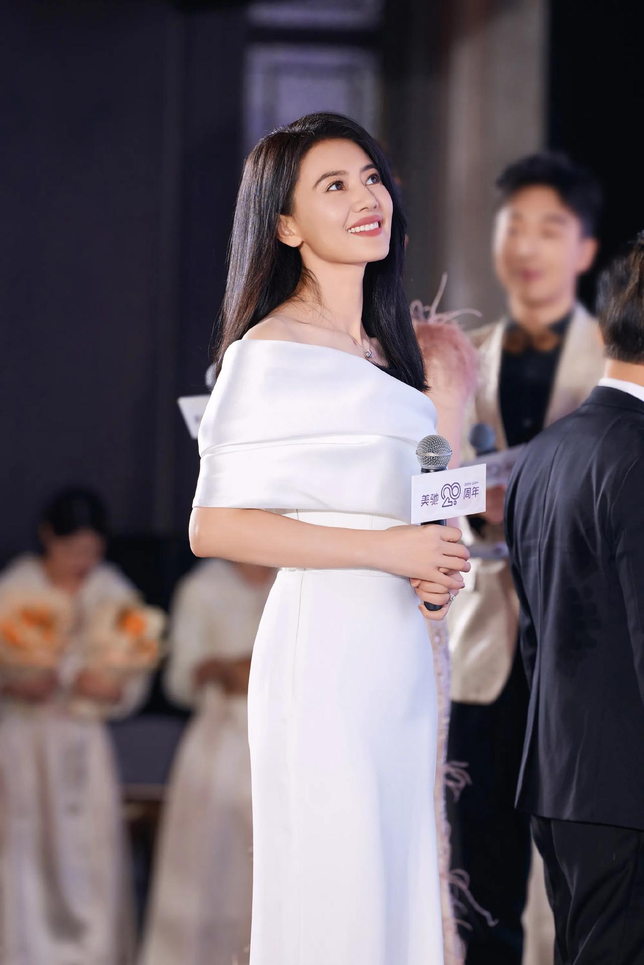 高圆圆一袭白裙出席活动，完美诠释了什么叫高贵的女神！修身的剪裁搭配抹胸露肩的设计