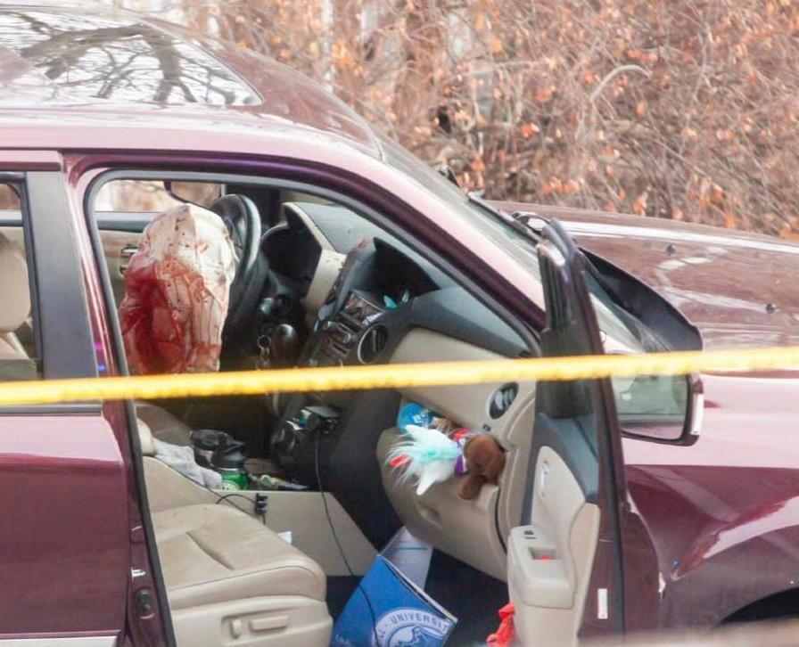 特朗普这几天好不容易靠刷委内瑞拉的战绩拉票，转头就被ICE特工们一枪给毁了。
I