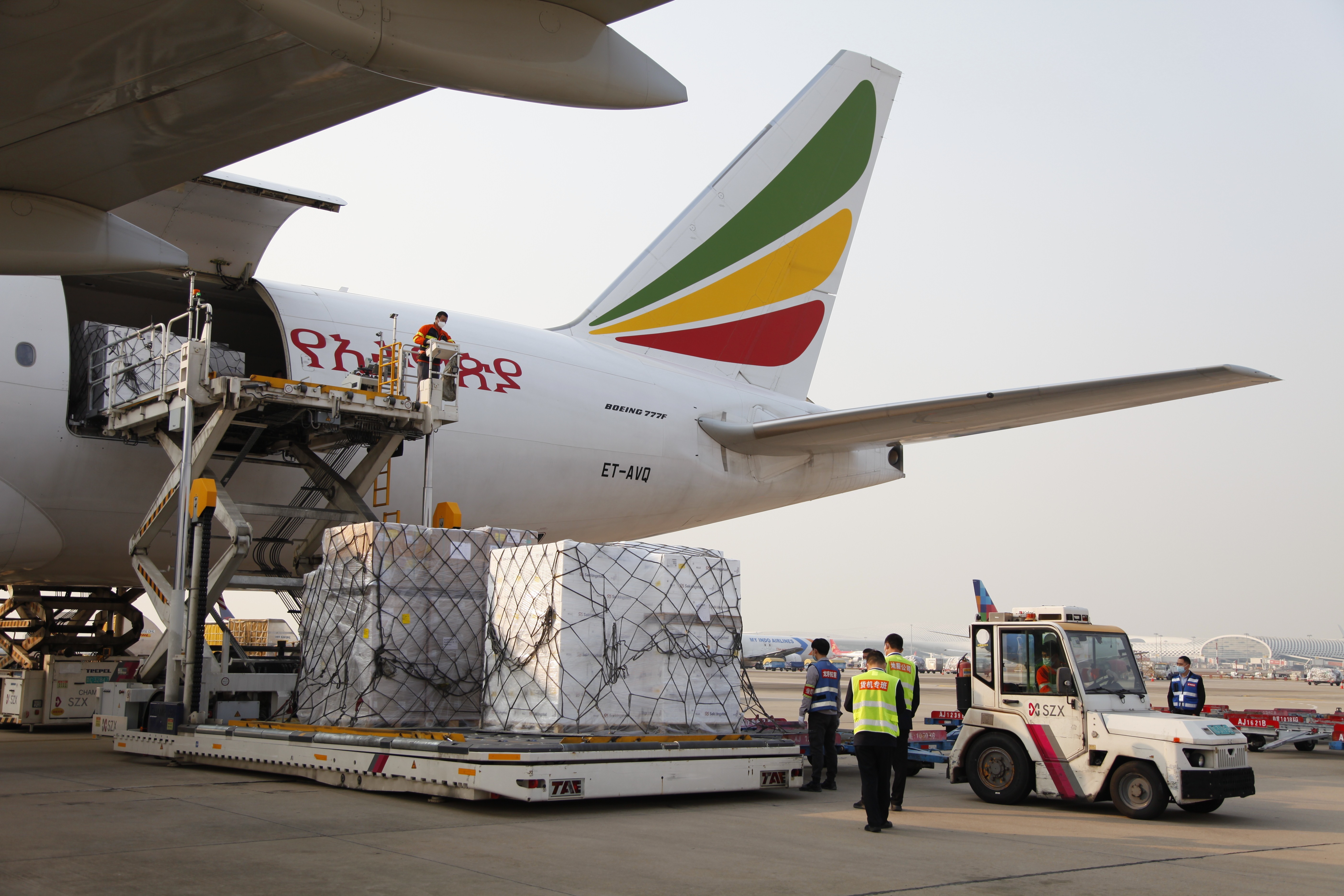 当前，深圳大力发展国际航空货运，引导航空公司和物流运营商加密通达全