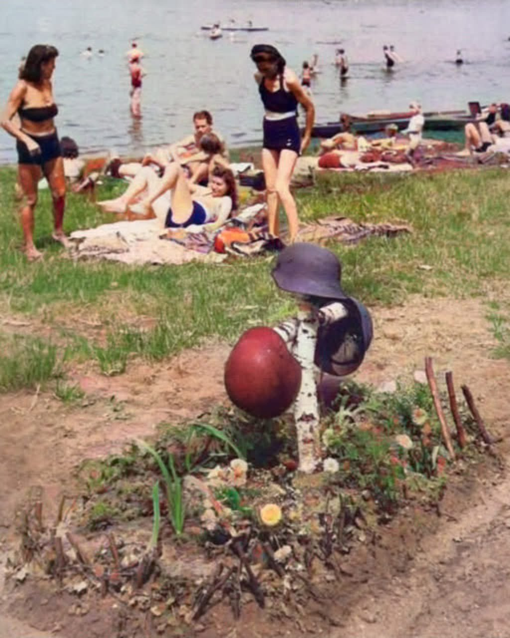 1946年。柏林哈弗河旁三名德国士兵的坟墓与休闲的人群 