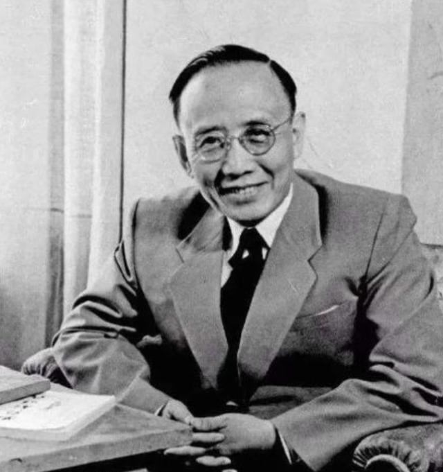 1912年洞房之夜，郭沫若见发妻太丑，拒绝同房，就在他转身要走时，发妻拉住他苦苦