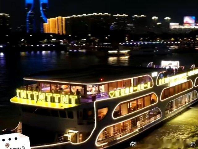 谁说游轮没用的 我家茗直接在这360度旋转展示🖤💛…美腻 ​​​