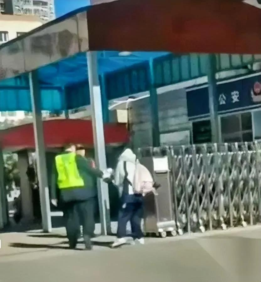 校门口的烤肠，差点引麻烦。

女生停电动车买烤肠，

副校长为啥直接拔钥匙？
