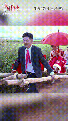 这样的幸福，够他吹嘘一辈子了。

近日，用平板车拉新娘的视频火了，这样硬核接亲发