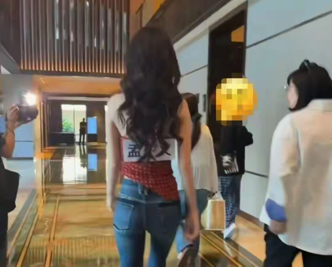 孟子义身高1.7米、体重只有80多斤，带8斤重狗狗直播，仅几秒就喊抱不动，形容自