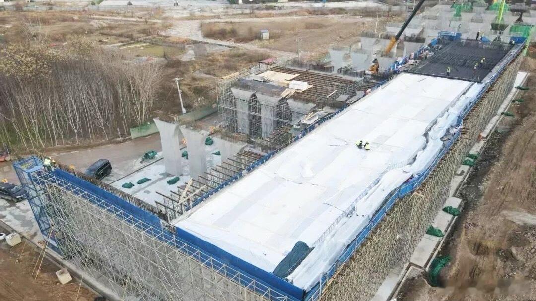 郑州南站特大桥最新进展来了 12月23日，新建郑州南站及相关工程京广线郑州南站特