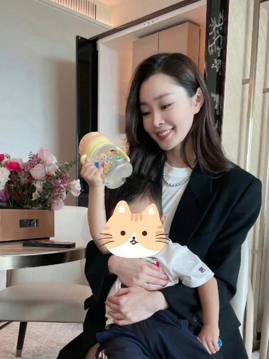 宋轶与家人聚餐合照，大多明星没了妆，没了美颜也就是普通人。 