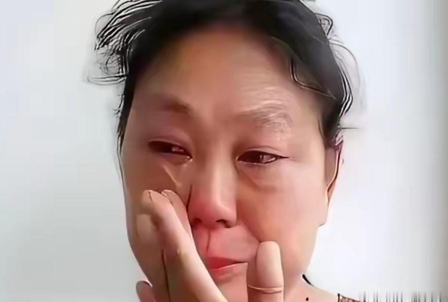 亲妈一张嘴，端掉儿子“金饭碗”。上海阿姨在五百人大群凡尔赛几句，本想优雅炫耀。没