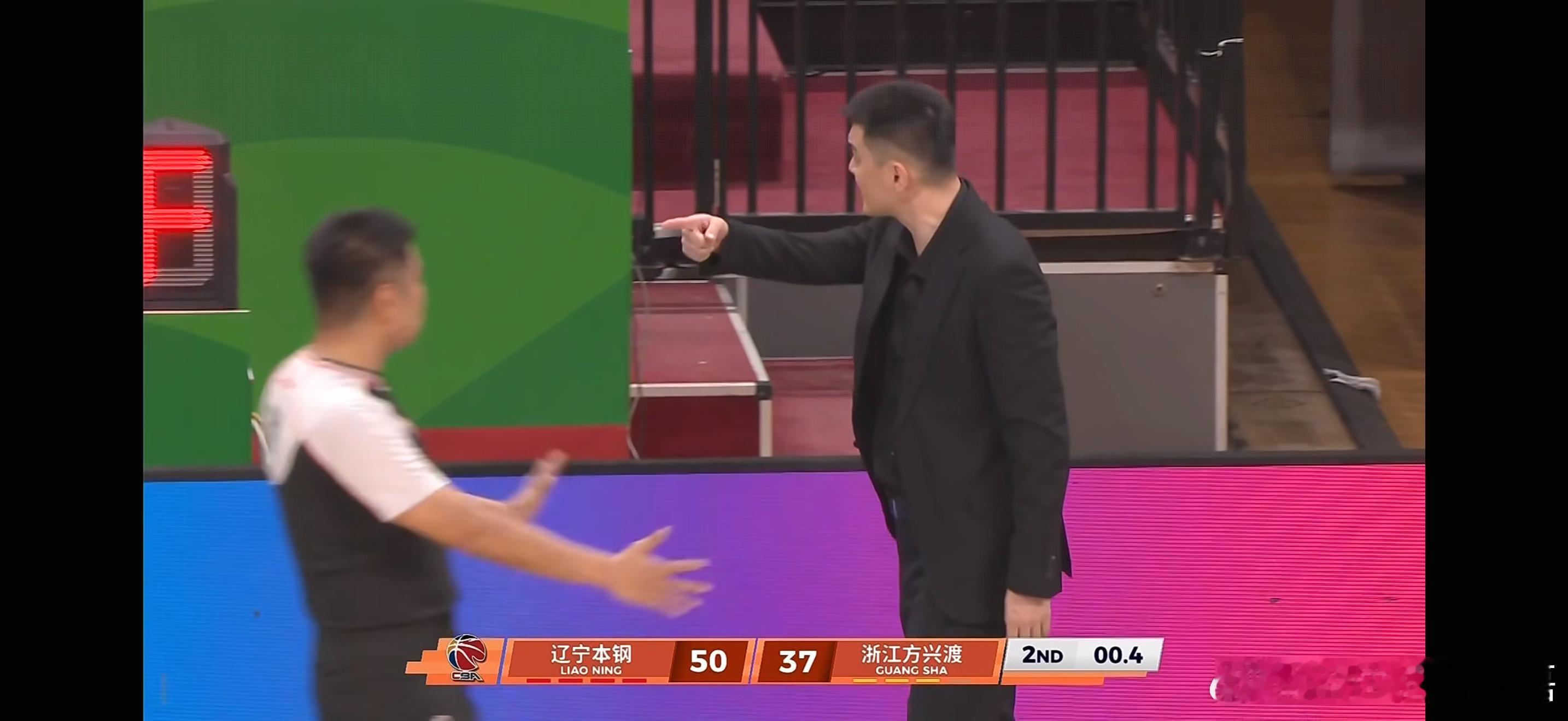 杨鸣冲记录台投诉现场原声：“吹这么偏？全是轻微触碰，这球在篮板后面你们救他一命？