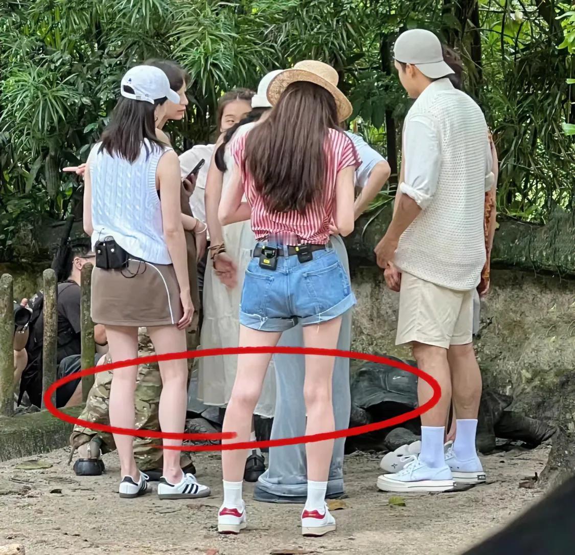 娜扎的腿好怪，娜扎没有脚脖子，而且太瘦了，还是喜欢江江的身材，我都说了娜扎的腿型