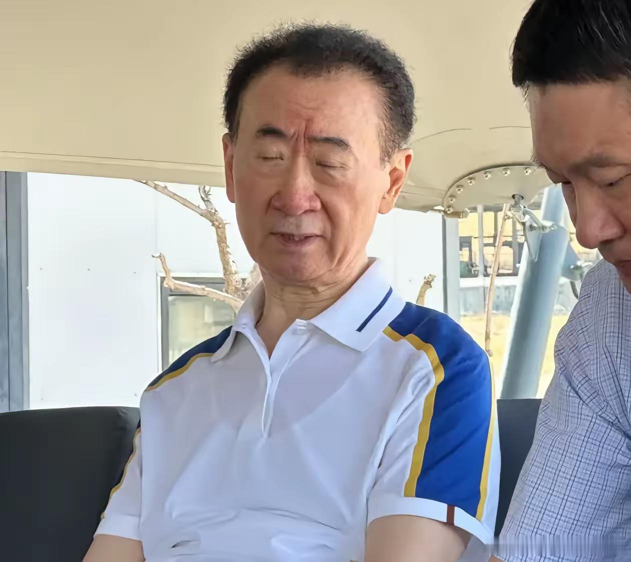 王健林可能自己也没想到。71岁顶着新疆的日头考察克拉玛依，刚夸完独库公路一年15