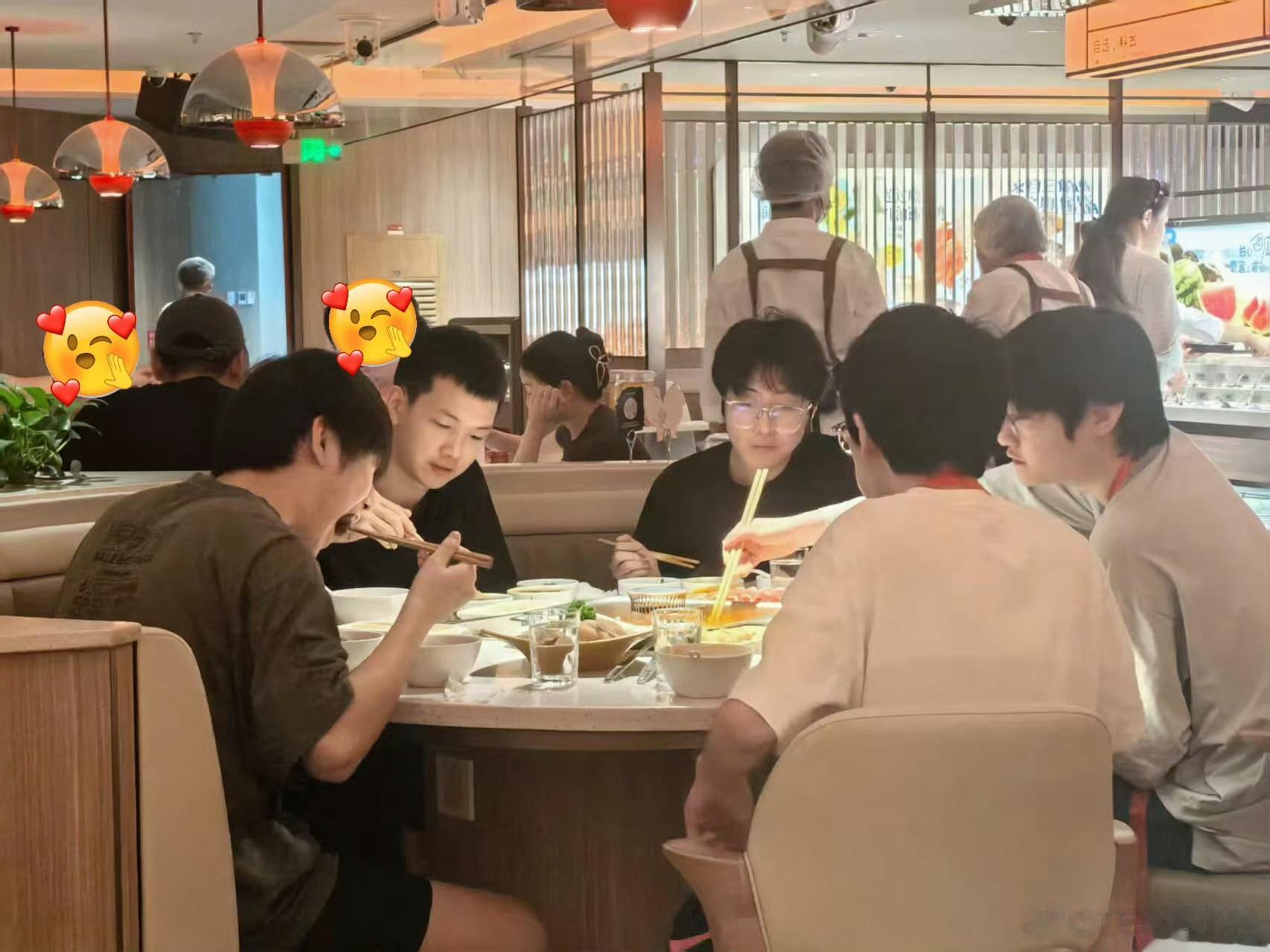 TES分享队员聚餐照：偶遇的，大家帮忙看看是不是TES