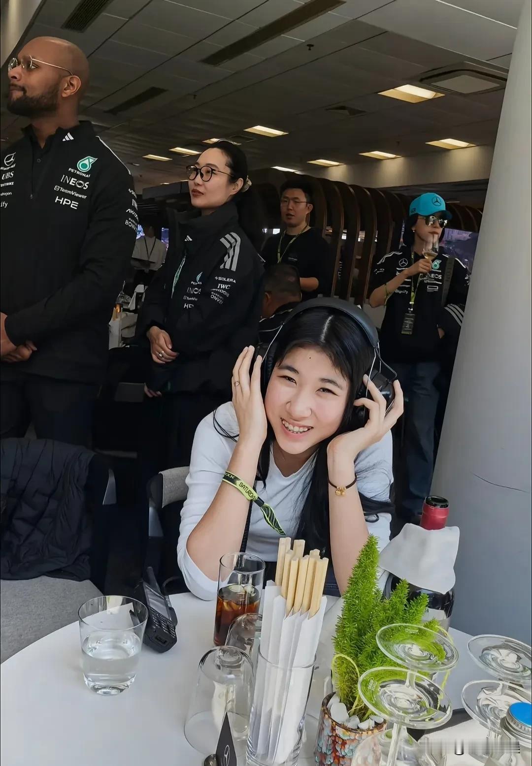 王千源和女儿一起现身F1 上海站，她女儿的长相好高级啊，妥妥的气质美女！
相比于