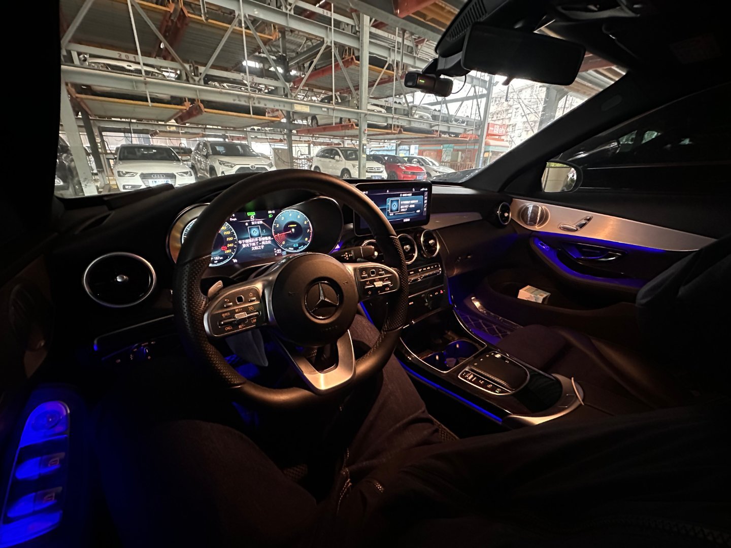 兄弟们，21款3月上牌的奔驰白色标轴，星耀至尊版 原版原漆 5万公里，现在还能卖