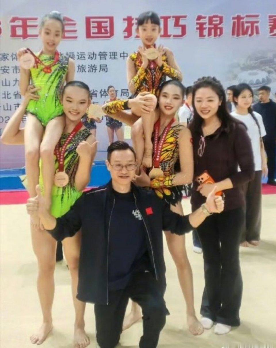 杨威两女儿勇夺全国冠军和季军最好的礼物，是努力后的光芒✨。河北迁安全国技巧锦标赛