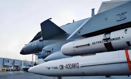 [下雨]武契奇提醒所有人，三战阴影已笼罩，那个默默劝架的角色，藏着最大的和平底气