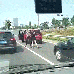 好久没见到女人打架了，女司机打架更是罕见。[捂脸][捂脸]

只见白衣女子先是一