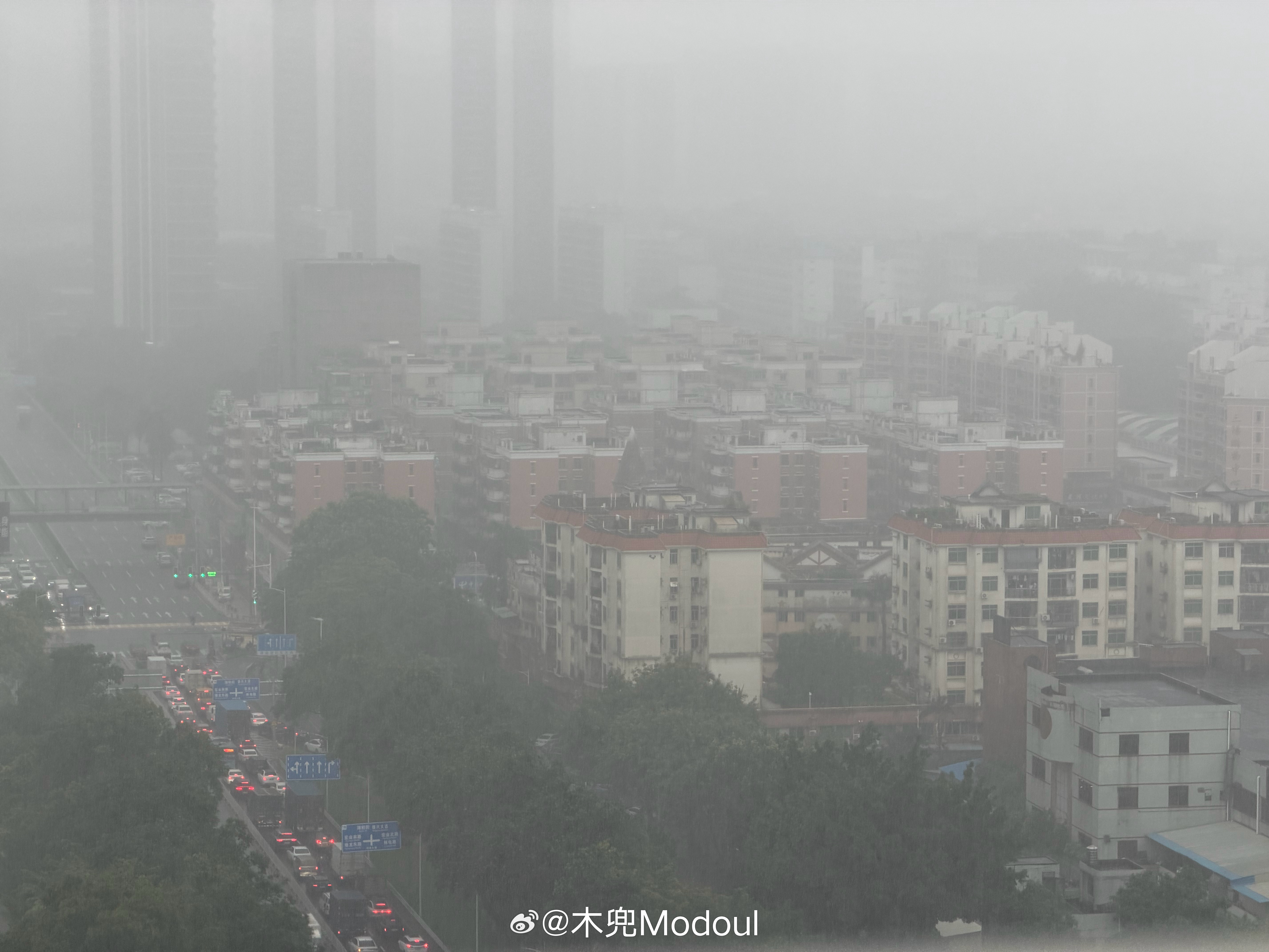 都说下雨天睡觉最舒服，我真睡不着被雨声吵醒了，太大雨了，跟外面起雾一样 深圳暴雨